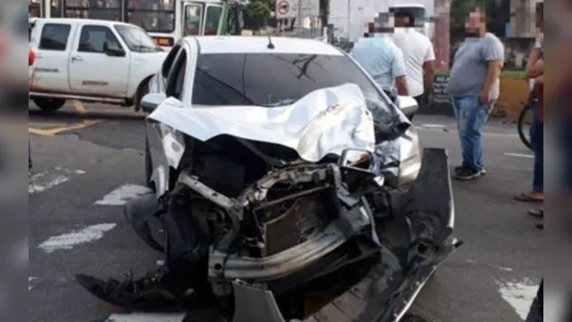 Imagem ilustrativa da notícia Grave acidente entre ônibus e carro deixa quatro pessoas feridas