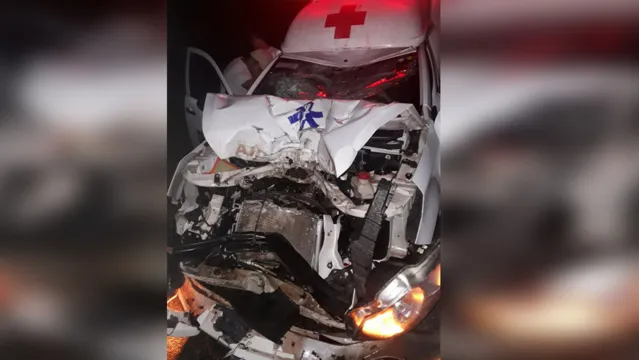 Imagem ilustrativa da notícia Acidente entre moto e ambulância que transportava grávida
faz vítima fatal