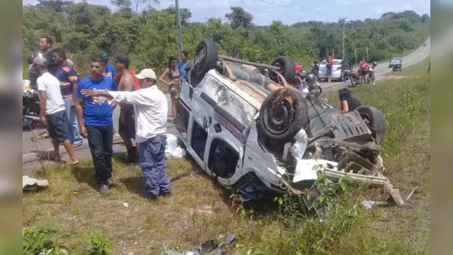 Imagem ilustrativa da notícia Táxi com sete pessoas capota em grave acidente no interior do Pará
