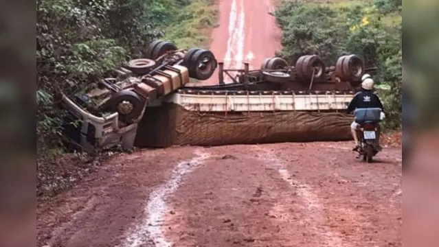 Imagem ilustrativa da notícia Motorista perde o controle e grita por ajuda após carreta tombar na Transamazônica