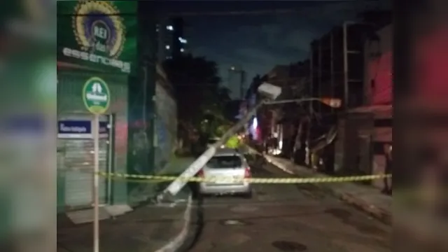 Imagem ilustrativa da notícia Árvore cai, arranca poste e carro é atingido em Belém