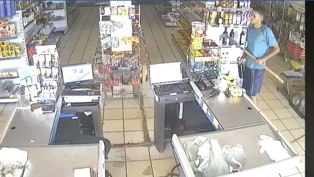 Imagem ilustrativa da notícia Ladrão usa foice para roubar garrafa de cachaça no Pará; veja o vídeo!