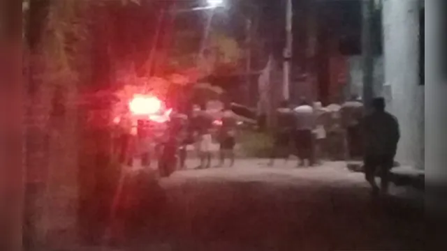Imagem ilustrativa da notícia Bandidos fazem condutor refém e batem carro durante tentativa de fuga