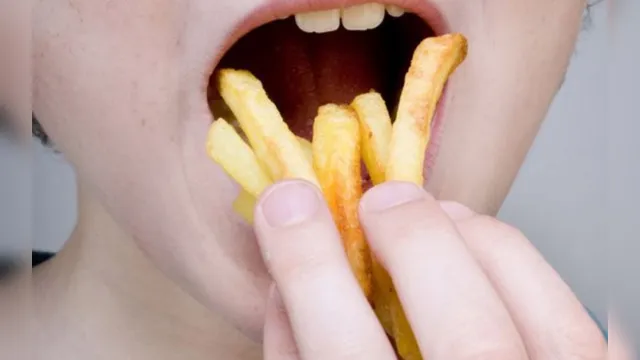 Imagem ilustrativa da notícia Adolescente fica cego por causa de alimentação à base de batatas fritas