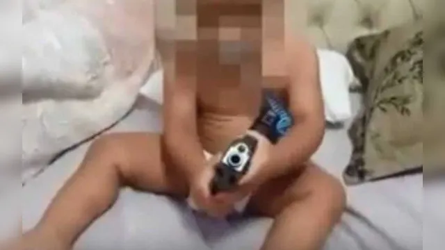 Imagem ilustrativa da notícia Imagens fortes: Vídeo mostra bebê brincando com pistola carregada