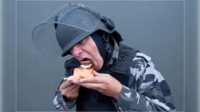 Imagem ilustrativa da notícia Fotos de
artista paraense que mostram policiais devorando doces são furtadas