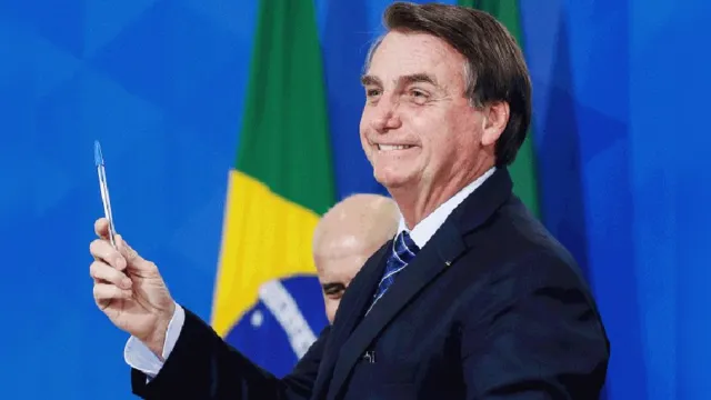 Imagem ilustrativa da notícia Bolsonaro diz que quer acabar com estabilidade de servidor
público