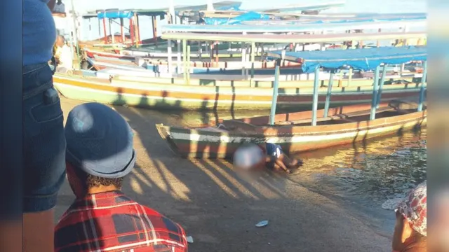 Imagem ilustrativa da notícia Barqueiro que realizava travessia à praia paraense é morto após briga com passageiro