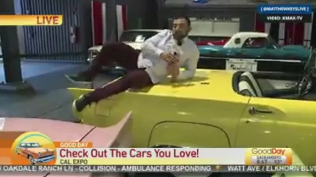 Imagem ilustrativa da notícia Repórter é demitido após pular em carros de exposição durante 'ao vivo'