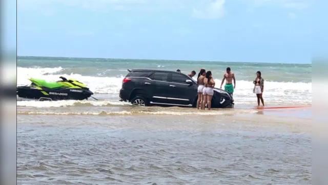 Imagem ilustrativa da notícia Carro SUV é levado facilmente pelo mar em Salinas. Veja o vídeo!