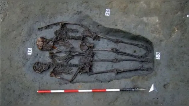 Imagem ilustrativa da notícia Esqueletos
de 1,5 mil anos encontrados de mãos dadas são de casal de homens