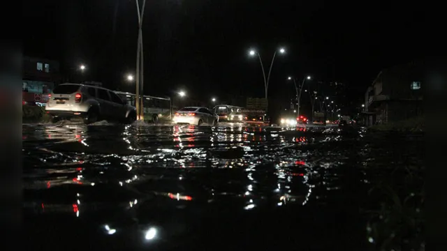 Imagem ilustrativa da notícia Ruas alagadas, trânsito intenso e muita reclamação após chuva torrencial em Belém