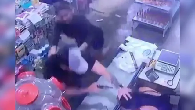 Imagem ilustrativa da notícia Vídeo: homem tenta atirar cinco vezes contra esposa dentro de comércio