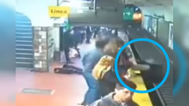 Imagem ilustrativa da notícia Homem desmaia e derruba mulher nos trilhos do metrô antes do trem chegar 