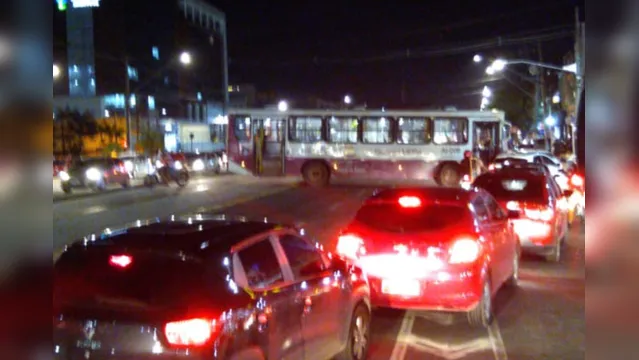 Imagem ilustrativa da notícia Vídeo: ônibus atravessado na pista deixa trânsito parado na Augusto Montenegro