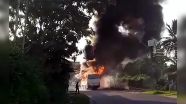 Imagem ilustrativa da notícia Ônibus lotado é destruído por fogo em Mosqueiro. Veja o vídeo.