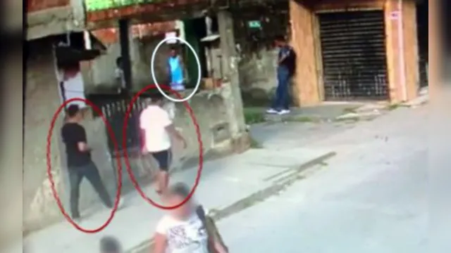 Imagem ilustrativa da notícia Imagens fortes: vídeo mostra homem sendo assassinado a tiros por três pessoas