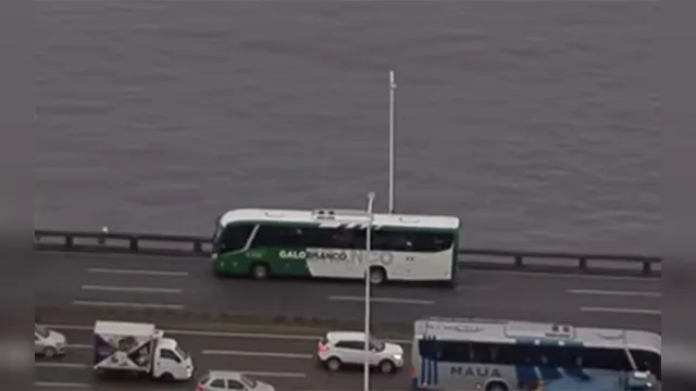 Imagem ilustrativa da notícia Homem armado ameaça passageiros de ônibus na ponte Rio-Niterói