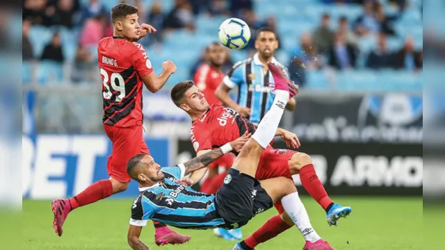 Imagem ilustrativa da notícia Paraense Rony faz golaço em partida entre Grêmio e Athletico  pelo Brasileirão