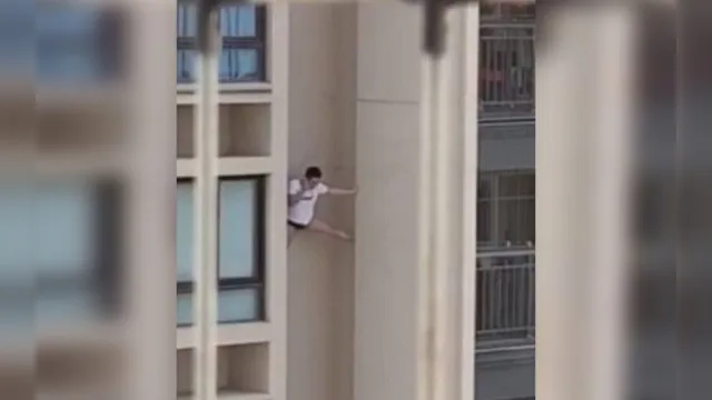 Imagem ilustrativa da notícia Vídeo: homem morre ao fugir da casa de amante pelas paredes de prédio