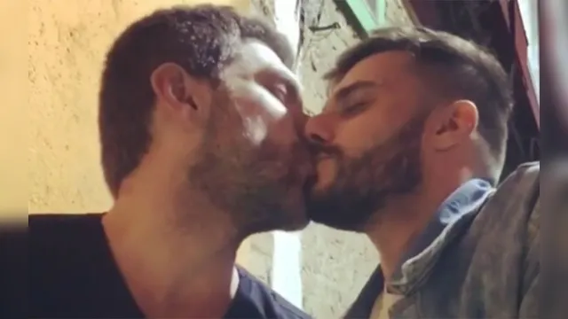 Imagem ilustrativa da notícia Hugo Bonemer perde seguidores após postar vídeo aos beijos com o namorado