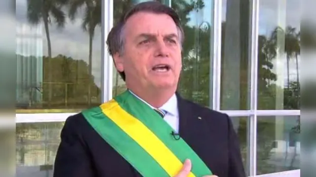 Imagem ilustrativa da notícia Bolsonaro 'erra' letra do Hino Nacional e vídeo divide web; assista!