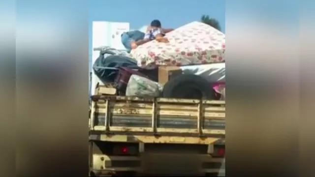 Imagem ilustrativa da notícia Vídeo: criança viaja em colchão na carroceria de caminhonete