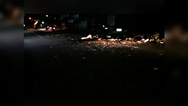 Imagem ilustrativa da notícia Moradores revoltados com lixo interditam via da Cidade Nova