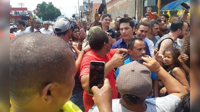Imagem ilustrativa da notícia Autor do hit ‘Caneta Azul’ é ovacionado por multidão em cidade; veja vídeos