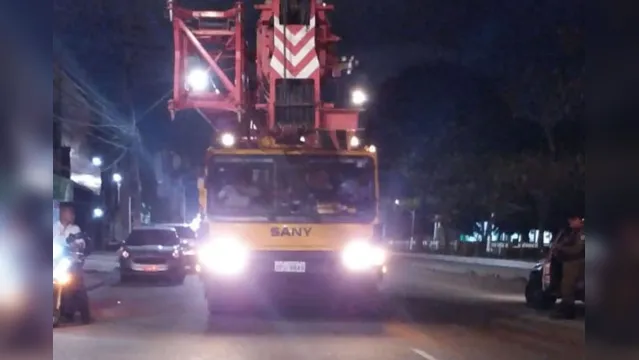 Imagem ilustrativa da notícia Máquinas iniciam procedimento de retirada de passarela que desabou em Belém
