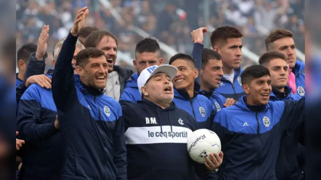 Imagem ilustrativa da notícia Maradona é ovacionado ao ser apresentado como novo técnico de time da Argentina; veja os vídeos!