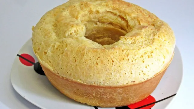 Imagem ilustrativa da notícia Aprenda a fazer um pão de queijo gigante recheado com requeijão cremoso para o lanche da tarde
