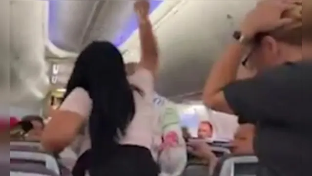 Imagem ilustrativa da notícia Vídeo: mulher ciumenta agride o namorado com notebook em avião