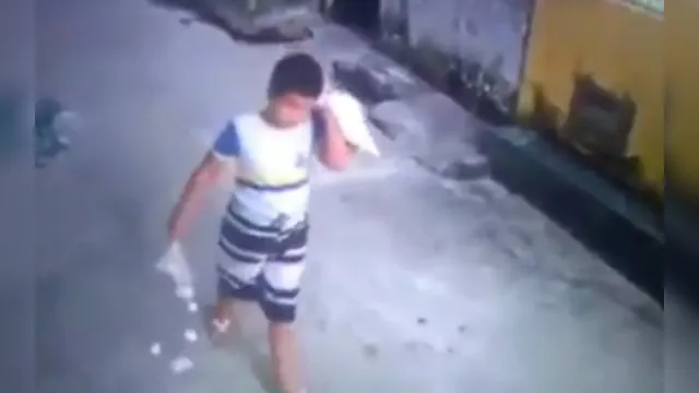 Imagem ilustrativa da notícia Vídeo: menino triste após quebrar os ovos que tinha comprado comove a web