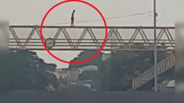 Imagem ilustrativa da notícia Vídeo: homem se arrisca caminhando sobre estrutura de passarela na BR