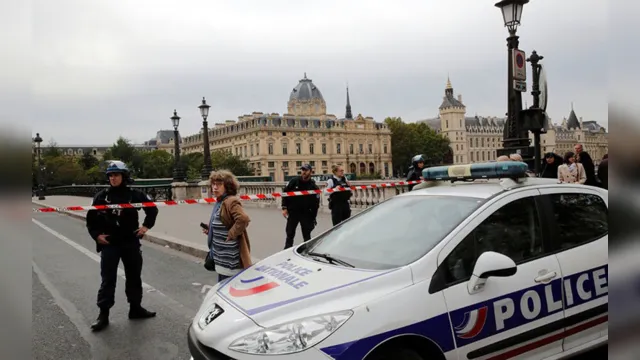 Imagem ilustrativa da notícia Guardas são assassinados com facadas em ataque à polícia de Paris