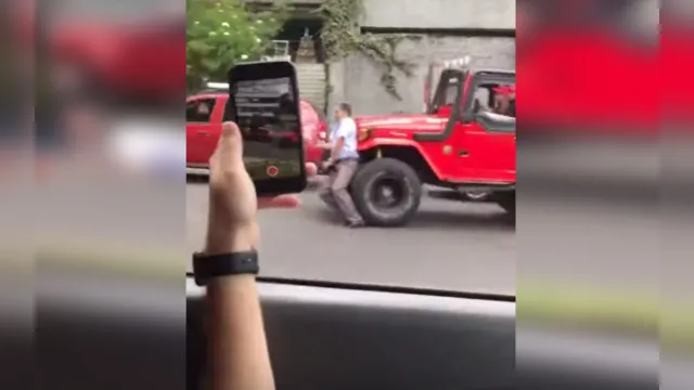 Imagem ilustrativa da notícia Vídeo: homem atropela motorista após acidente de trânsito