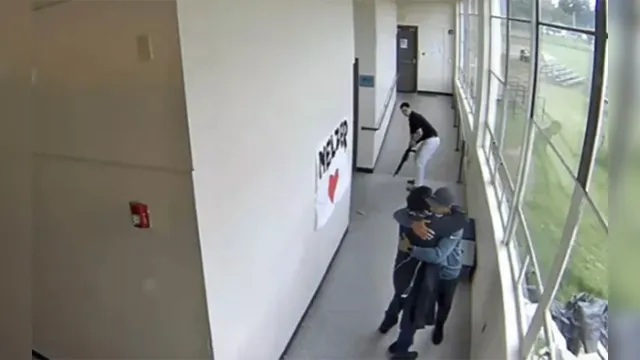 Imagem ilustrativa da notícia Vídeo: professor desarma e abraça estudante para evitar tragédia fatal em escola