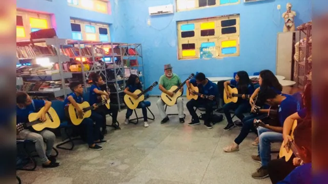 Imagem ilustrativa da notícia Projeto que oferece aulas gratuitas de violão pede ajuda para comprar instrumentos