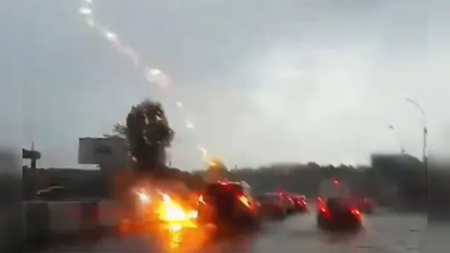 Imagem ilustrativa da notícia Vídeo mostra carro sendo atingido duas vezes por raios; assista!