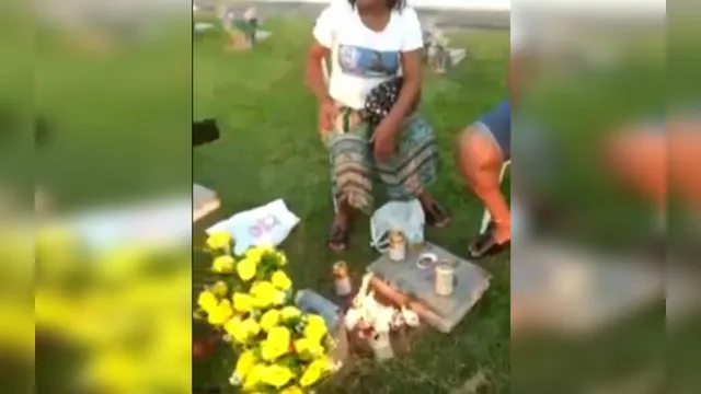 Imagem ilustrativa da notícia Vídeo: família bebe e ouve reggae sobre o túmulo de parente em Marituba