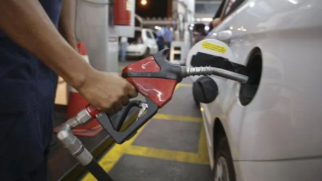 Imagem ilustrativa da notícia Postos de combustíveis são fiscalizados após vídeos viralizarem na internet