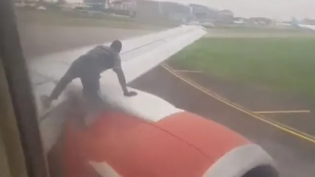 Imagem ilustrativa da notícia Homem sobe em asa de avião durante decolagem; veja o vídeo!