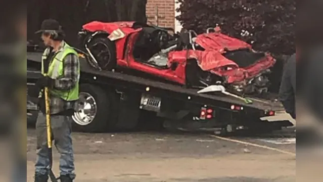 Imagem ilustrativa da notícia Motorista perde controle do carro, atinge segundo andar de prédio e morre