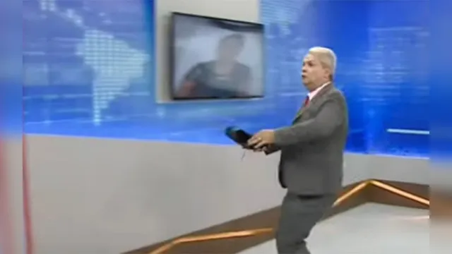 Imagem ilustrativa da notícia Veja: apresentador joga sapato em cinegrafista durante programa ao vivo