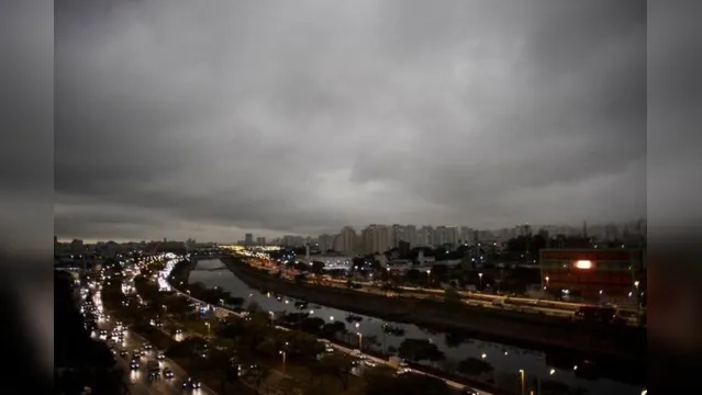 Imagem ilustrativa da notícia Queimadas e
frente fria explicam tarde escura em São Paulo