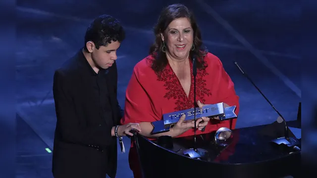 Imagem ilustrativa da notícia Palmeirense que narra jogos para o filho cego vence prêmio da Fifa; veja o vídeo