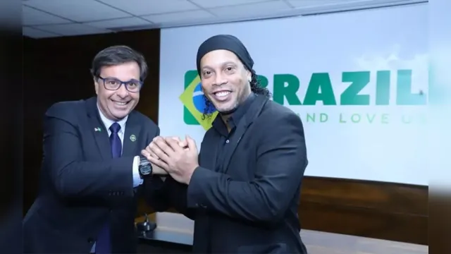 Imagem ilustrativa da notícia Ronaldinho Gaúcho vira embaixador do turismo mesmo tendo o passaporte apreendido