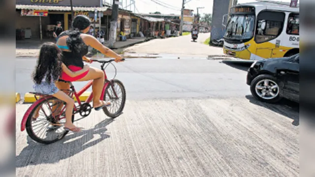 Imagem ilustrativa da notícia Falta de sinalização e faixas trazem riscos a pedestres em avenida