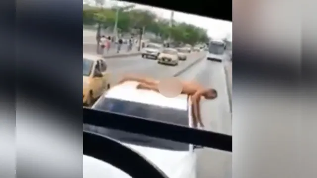 Imagem ilustrativa da notícia Mulher deixa marido preso nu sobre carro em BRT após descobrir traição; veja vídeo
